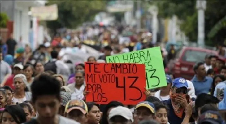 Padres de 43 desaparecidos en México empiezan a destruir urnas electorales