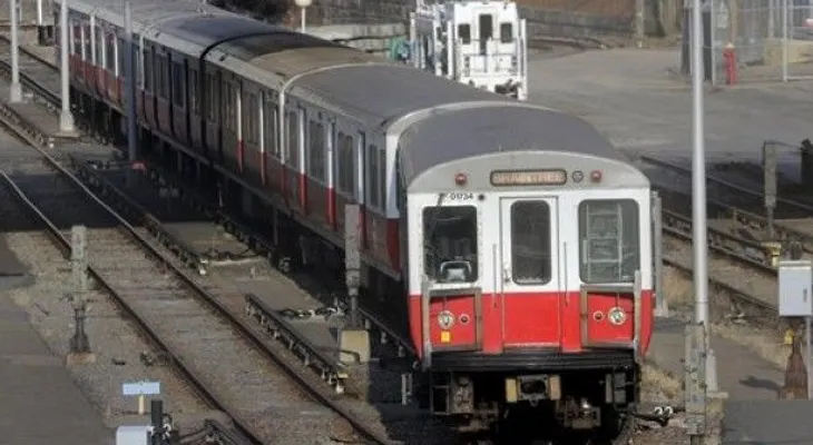 Tren en Boston sale de estación sin conductor
