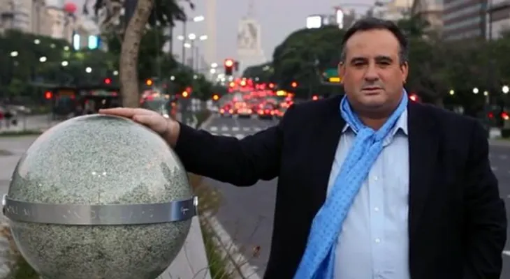 "Somos esclavos del dinero": un artista argentino hace trizas un millón de dólares   