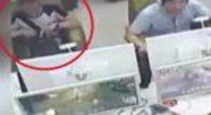 ¡Aunque usted no lo crea! Ladrón roba iPhone con la ayuda de un imán (VIDEO)
