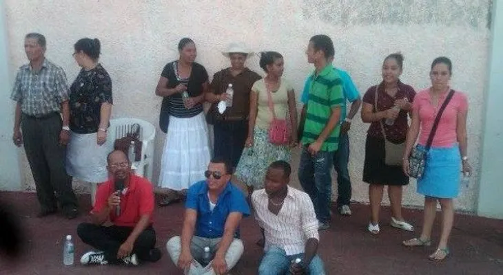 Religiosos protestan contra culto de iglesia "Pare de Sufrir"