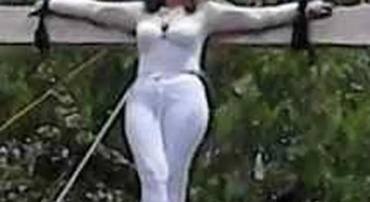 Mujer se crucifica para exigir subcentro de salud en Santiago