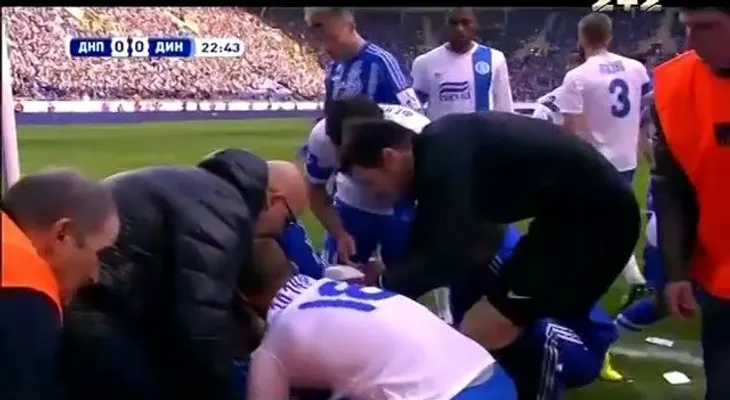 Video: El momento en que un futbolista le salva la vida a otro