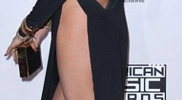 La modelo Chrissy Teigen se le levantó el vestido y ensenó todo