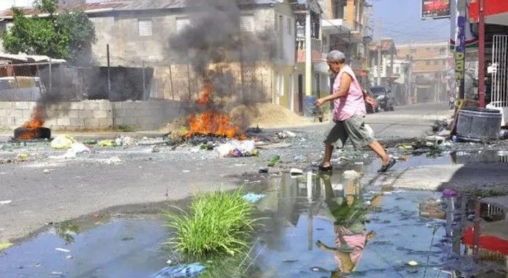 Protestan en barrio de Santiago por desborde de cloaca  