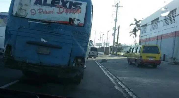 Conductores a las aceras, peligra la vida de los peatones