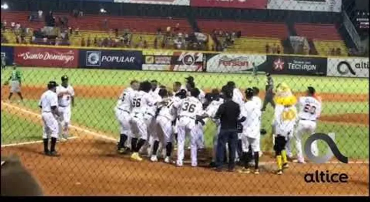 Dramático cuadrangular de Guilermo Heredia en victoria Aguilas contra Estrellas 