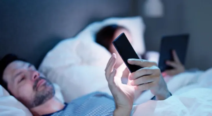 Dormir con el celular cerca afecta el sueño y la ansiedad