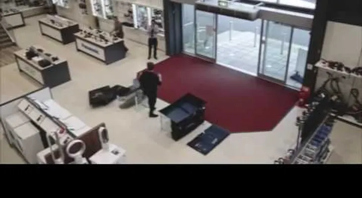 Un día difícil: fue a comprar un televisor y rompió 4  (VIDEO)