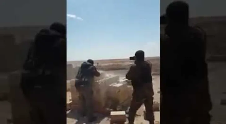 FUERTES IMÁGENES: Terroristas del EI saltan en pedazos en un puesto de control sirio