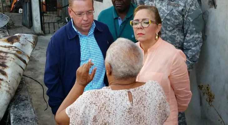 Danilo Medina instruye socorrer afectados por incendio en Villa Francisca