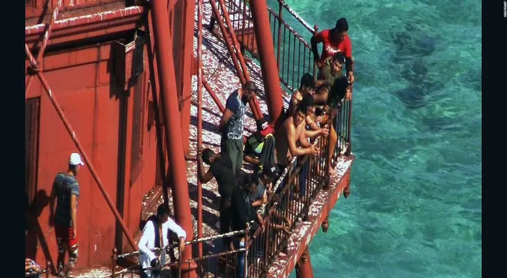 ¿Podrán quedarse en Estados Unidos los cubanos que se treparon a un faro?