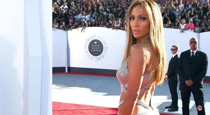 Jennifer Lopez usa polvo de diamantes para exfoliarse