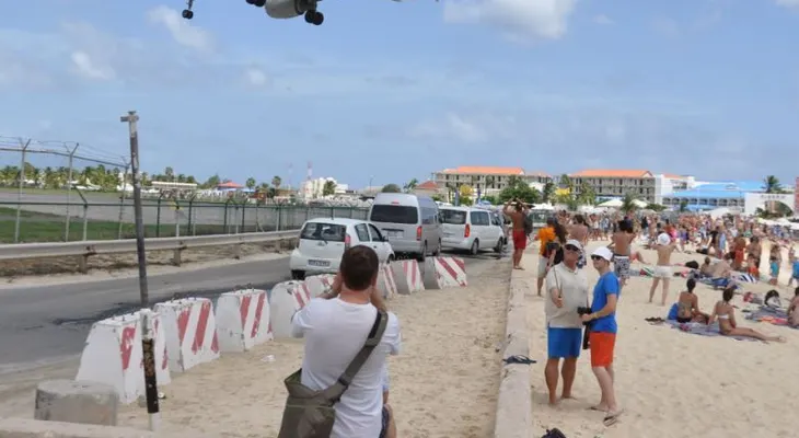 Muere mujer que se acercó a turbina de un avión para sentir su brisa