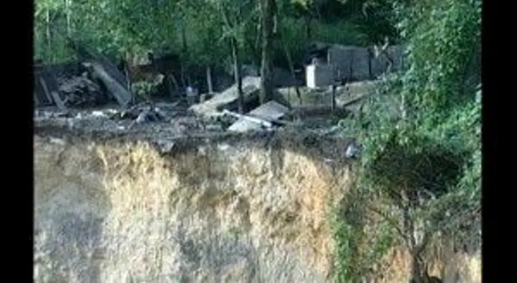 Derrumbes por fuertes lluvias en Villa Verde Santiago