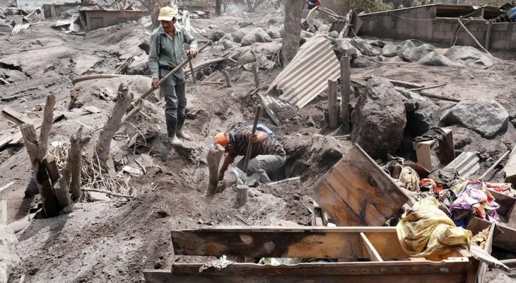 Sube a 109 cantidad de muertos por erupción del Volcán de Fuego en Guatemala