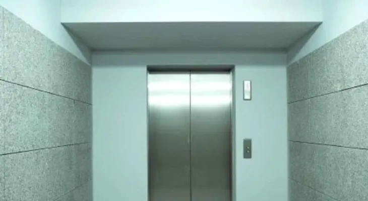 Hallan cadáver de mujer en ascensor en China luego de que lo desconectaran un mes atrás