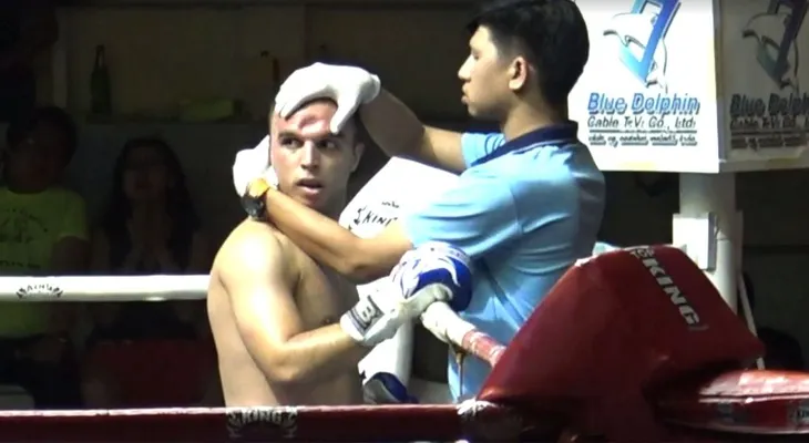Escalofriante lesión en una pelea de Muay Thai: recibió un violento codazo que le hundió la frente
