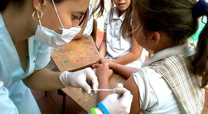 Niñas serán vacunadas contra virus del Papiloma Humano en las escuelas