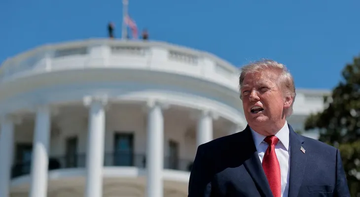 Trump reafirma su respaldo a la IA y advierte que no frenará su crecimiento