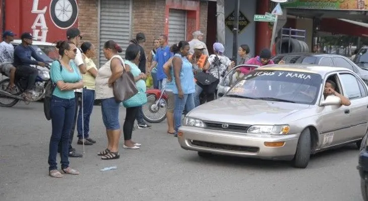 Paro de transporte deja varados pasajeros en Santiago  
