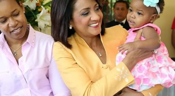 La Primera Dama entrega la casa prometida a los sextillizos