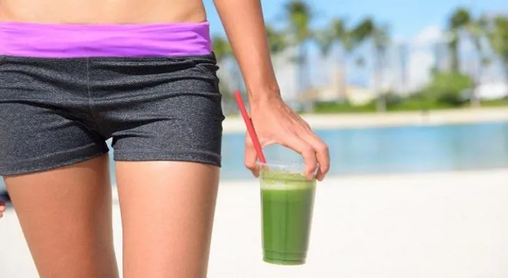 3 smoothies para desintoxicar tu cuerpo de los excesos