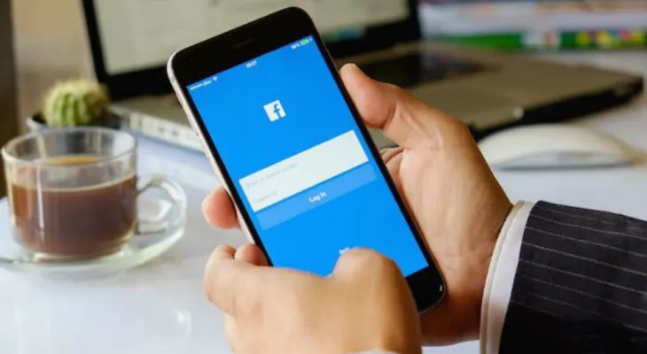 Aceptó por Facebook a una mujer atractiva y fue chantajeado de manera insólita