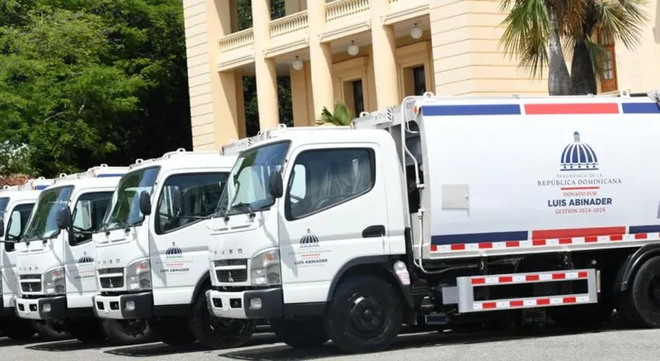 Gobierno entrega 50 camiones compactadores a 18 provincias para mejorar recogida de basura