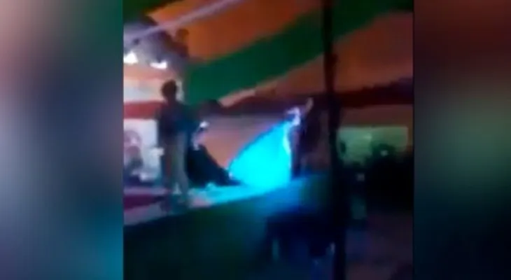 Un certamen de belleza termina en un escándalo; la ganadora fue empujada desde el escenario (+Video)