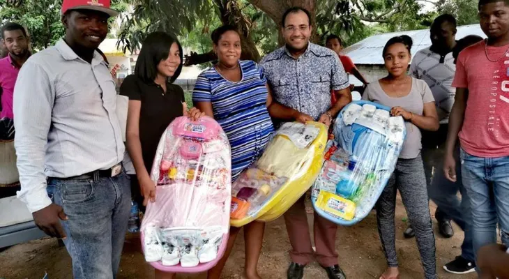 Salvador Holguín entrega canastillas a embarazadas de Dajabón