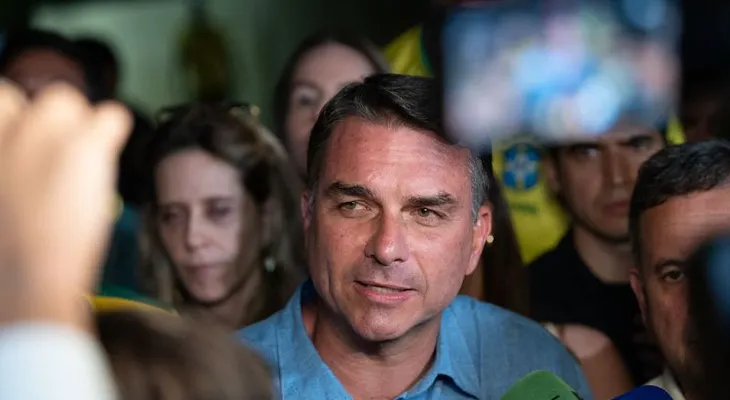 Flávio Bolsonaro lanza su campaña presidencial en Copacabana y busca heredar el movimiento de su padre