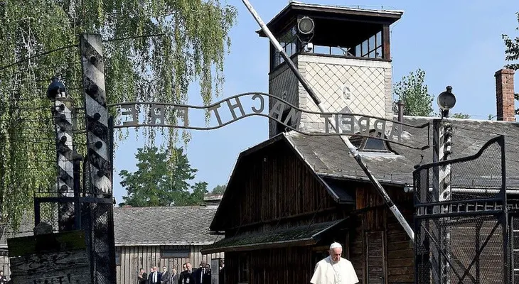 El papa Francisco hace una histórica visita al campo de concentración de Auschwitz