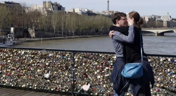 Los hombres se enamoran más rápido y las mujeres más veces