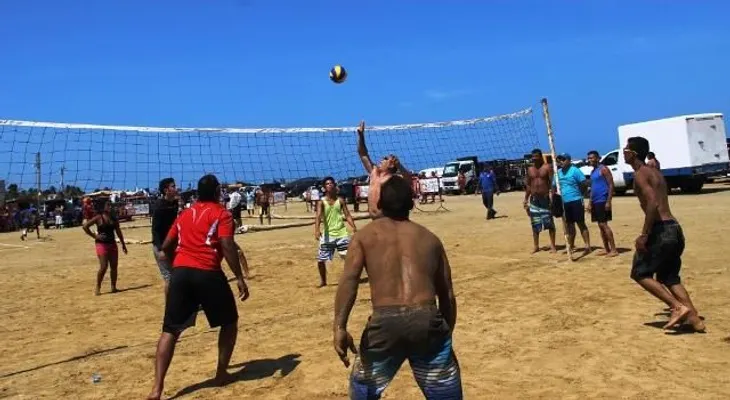  Cientos de dominicanos huyen del calor hacia playas, balnearios y otros lugares de esparcimiento