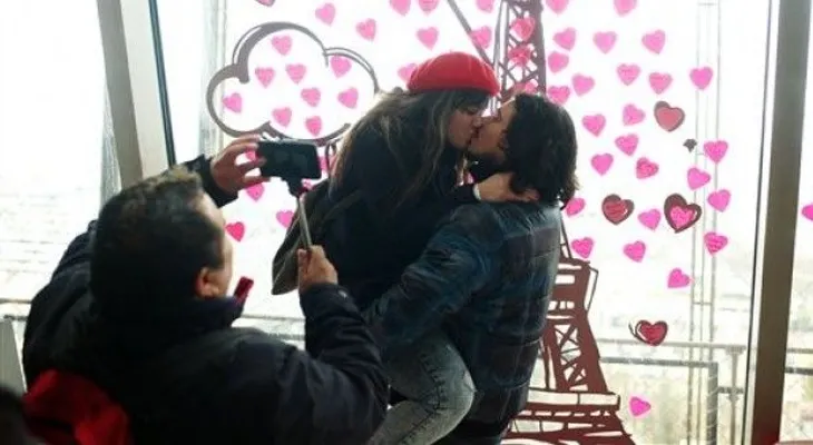 San Valentín: Parejas se besan en la Torre Eiffel 