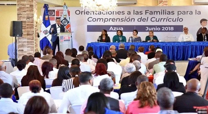 Ministro de Educación, Andrés Navarro, empodera a las familias entregando el nuevo currículo escolar