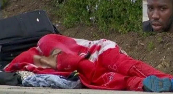 Duerme en la calle esperando una oportunidad