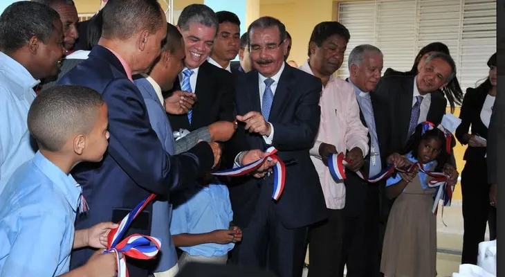 Presidente Medina entrega dos escuelas en Barahona para la Tanda Extendida