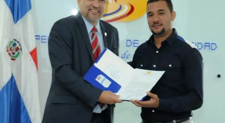 Superintendencia de Electricidad entrega primeras licencias a técnicos electricistas certificados