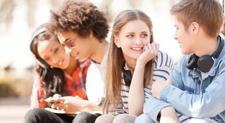 Estudio: los amigos felices podrían ayudar a los adolescentes a vencer la depresión