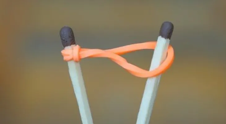 Observa lo que pasa si pones dos cerillas con un elástico (VIDEO)