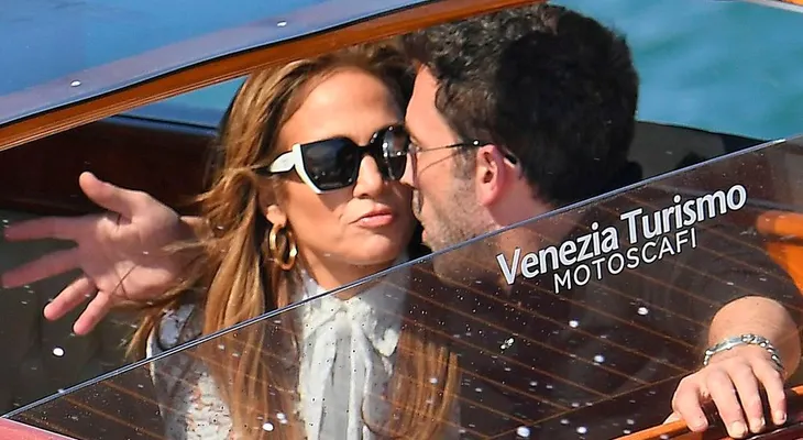 A pocos días de casarse Jennifer Lopez y Ben Affleck hacen alarde de su amor, enloqueciendo a sus fanáticos 
