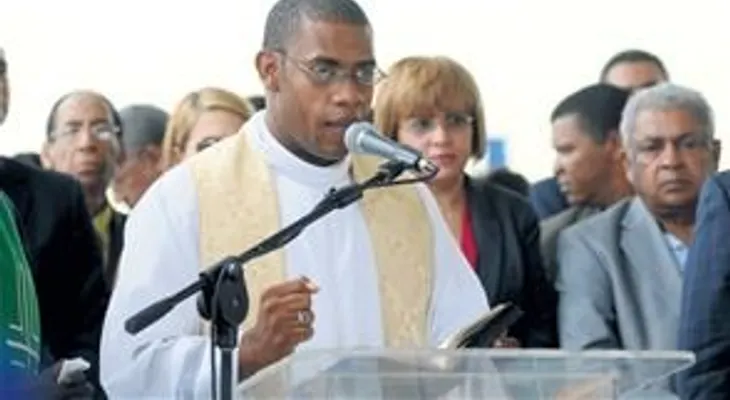 Sacerdote haitiano pide pedir perdón de rodillas a la República Dominicana