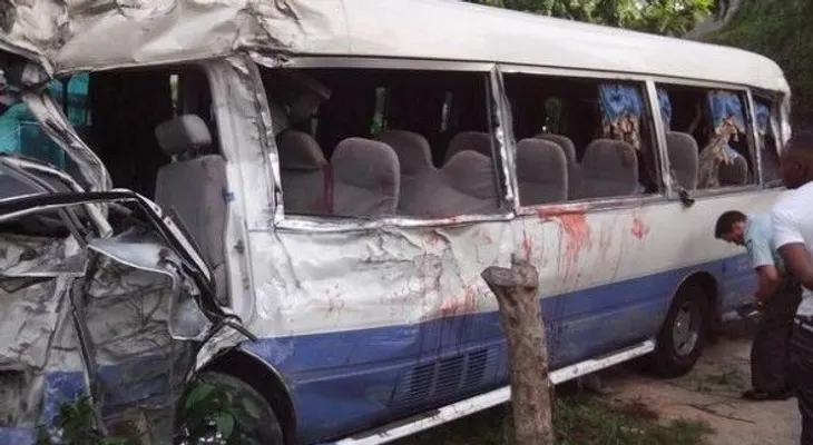 Cuatro muertos y más de 20 heridos en choque de autobús en la 6 de Noviembre