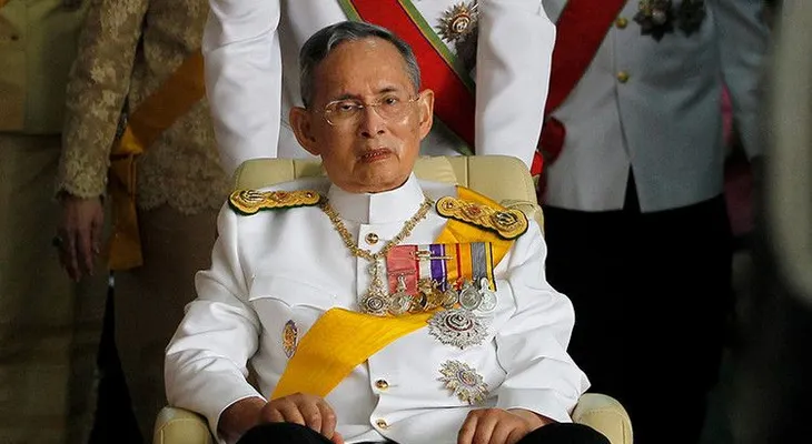Muere el rey de Tailandia, Bhumibol Adulyadej, el monarca "más longevo" del mundo