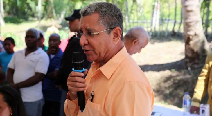 Presidente Medina otorga créditos para crianza de pollos y cerdos en Piedra Blanca