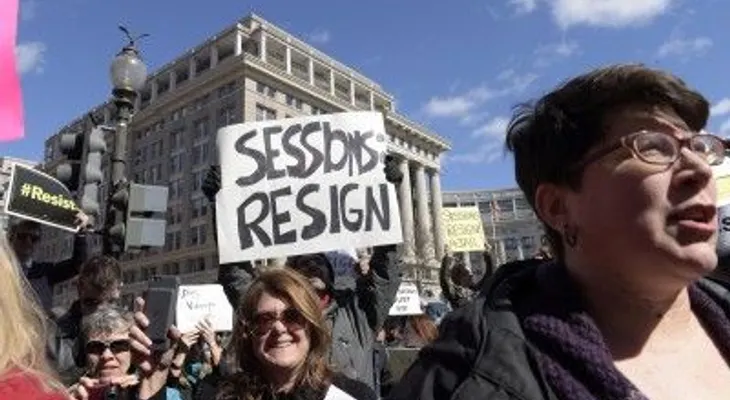 El secretario de Justicia de Trump se reunió dos veces con los rusos durante la campaña; negó ambas