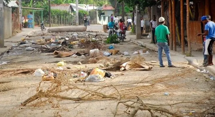 Comunidades protestan por arreglo y asfaltado de calles