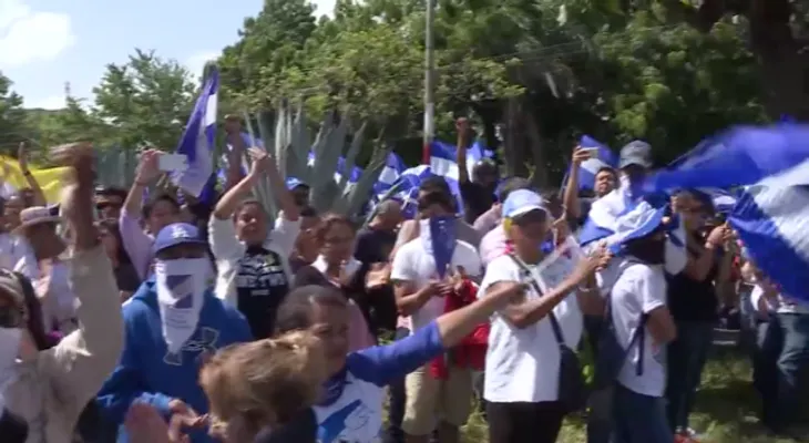 Continúa la violencia en Nicaragua: estudiantes y periodistas atacados quedaron atrapados en una iglesia